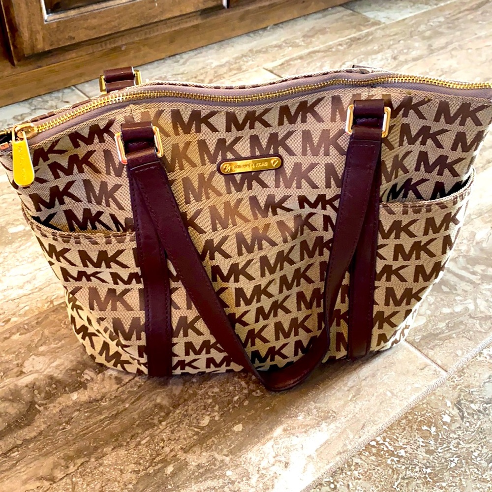 MK Purse Lightly used with tag still attached.